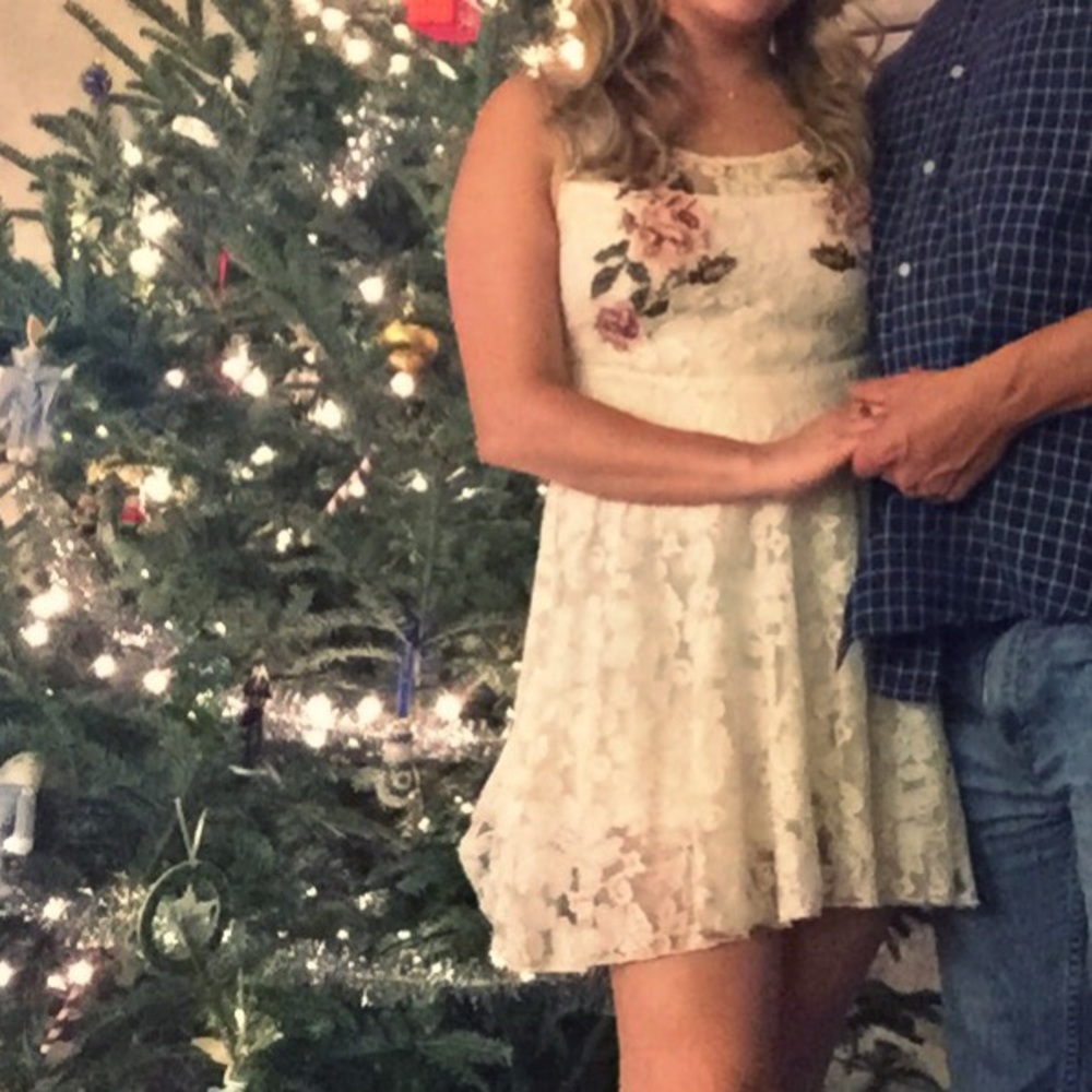 PEACH | White Lace Embroidered Dress | Size M - Picture 3 of 6